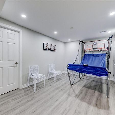 Stunning 7 Bedroom Rougeview Home With 2 Kitchens, 5 Bathrooms, Amazing Backyard & 8-Car Parking Toronto Eksteriør billede