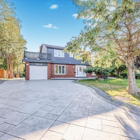 Stunning 7 Bedroom Rougeview Home With 2 Kitchens, 5 Bathrooms, Amazing Backyard & 8-Car Parking Toronto Eksteriør billede