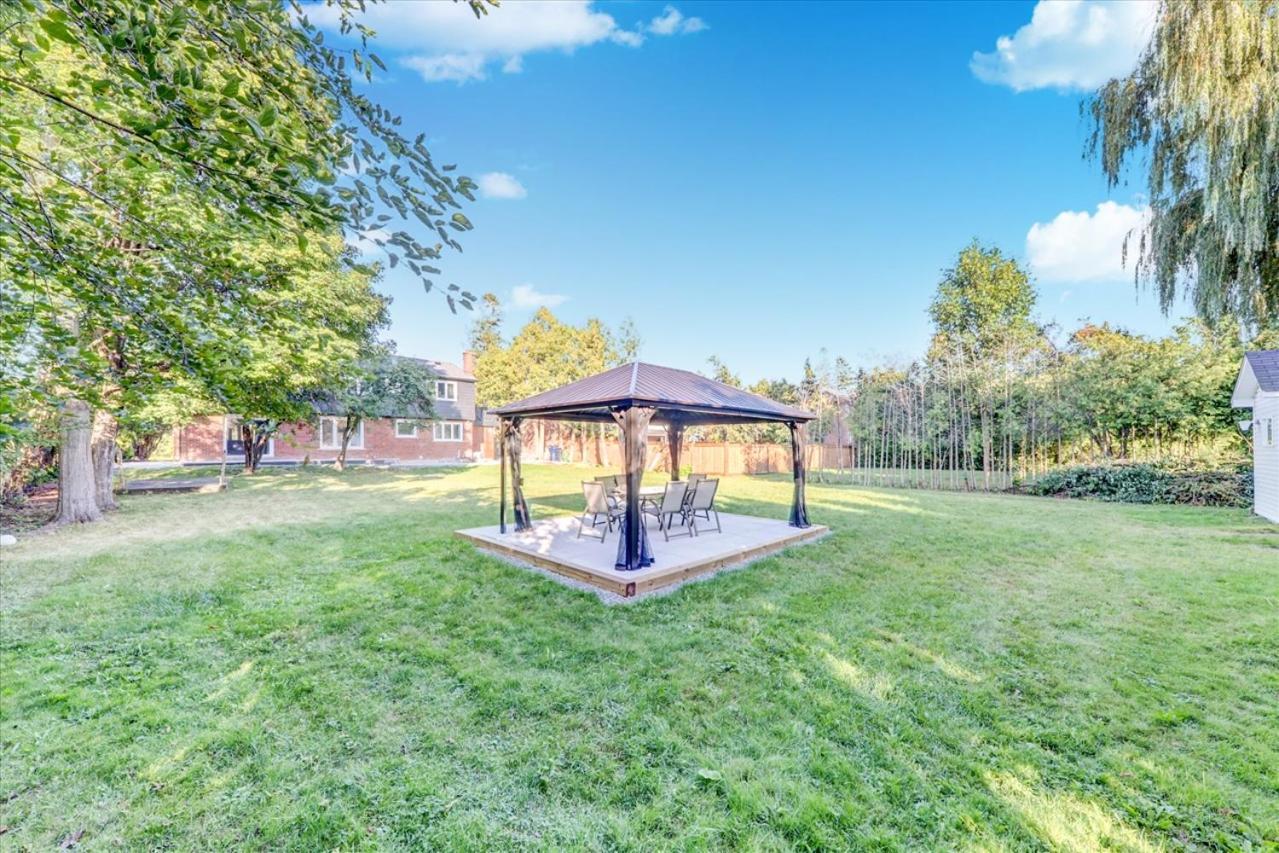 Stunning 7 Bedroom Rougeview Home With 2 Kitchens, 5 Bathrooms, Amazing Backyard & 8-Car Parking Toronto Eksteriør billede