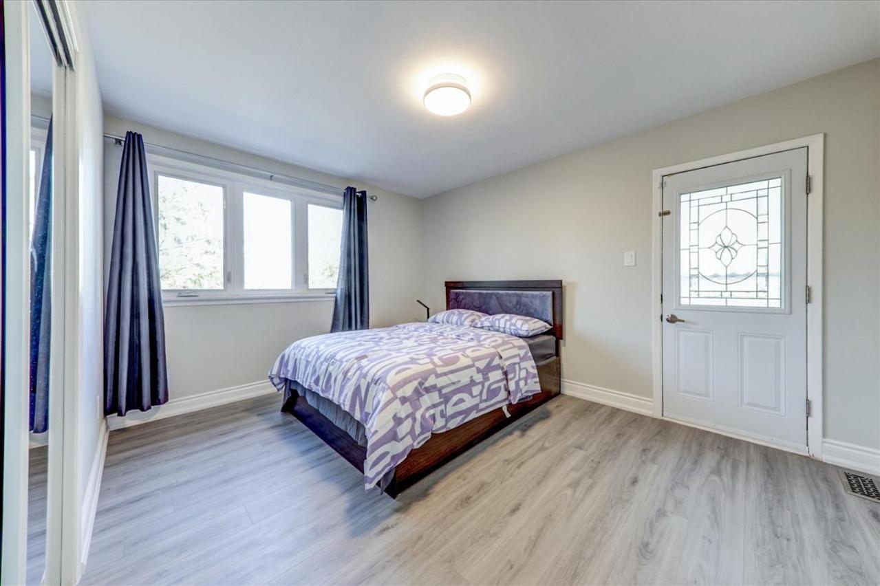 Stunning 7 Bedroom Rougeview Home With 2 Kitchens, 5 Bathrooms, Amazing Backyard & 8-Car Parking Toronto Eksteriør billede