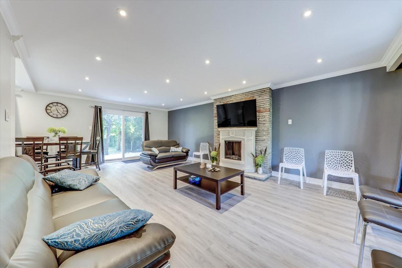 Stunning 7 Bedroom Rougeview Home With 2 Kitchens, 5 Bathrooms, Amazing Backyard & 8-Car Parking Toronto Eksteriør billede