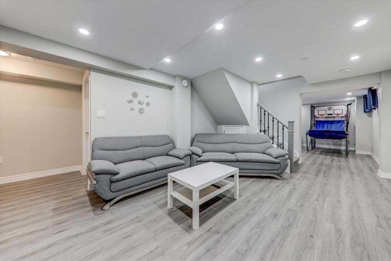 Stunning 7 Bedroom Rougeview Home With 2 Kitchens, 5 Bathrooms, Amazing Backyard & 8-Car Parking Toronto Eksteriør billede