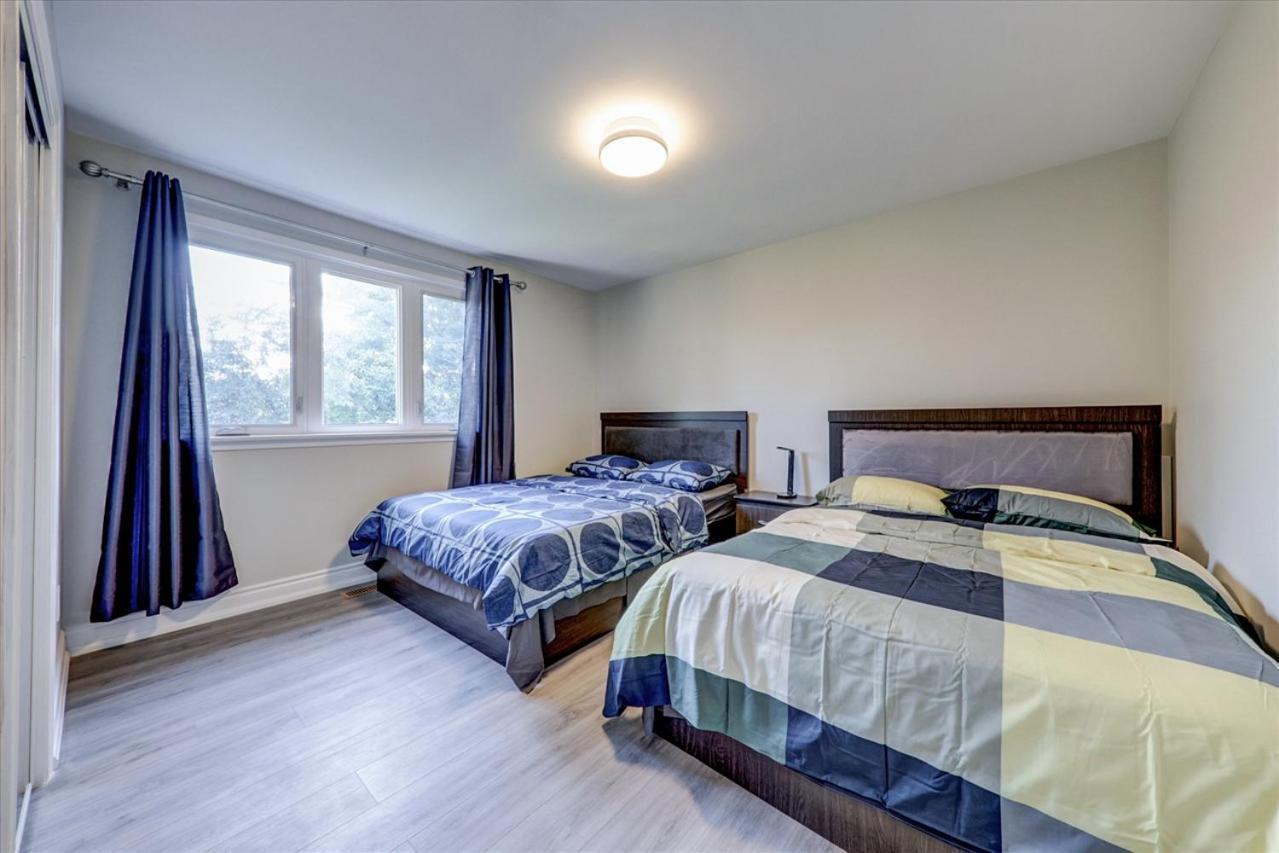 Stunning 7 Bedroom Rougeview Home With 2 Kitchens, 5 Bathrooms, Amazing Backyard & 8-Car Parking Toronto Eksteriør billede