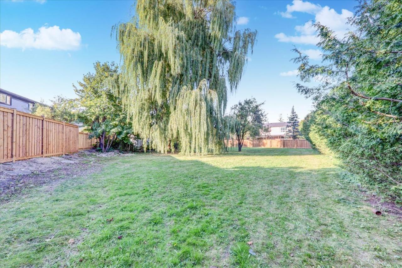 Stunning 7 Bedroom Rougeview Home With 2 Kitchens, 5 Bathrooms, Amazing Backyard & 8-Car Parking Toronto Eksteriør billede