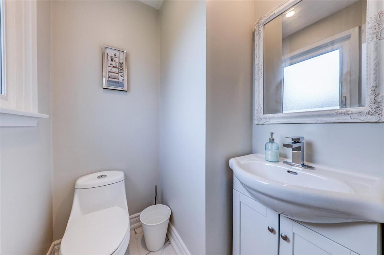 Stunning 7 Bedroom Rougeview Home With 2 Kitchens, 5 Bathrooms, Amazing Backyard & 8-Car Parking Toronto Eksteriør billede