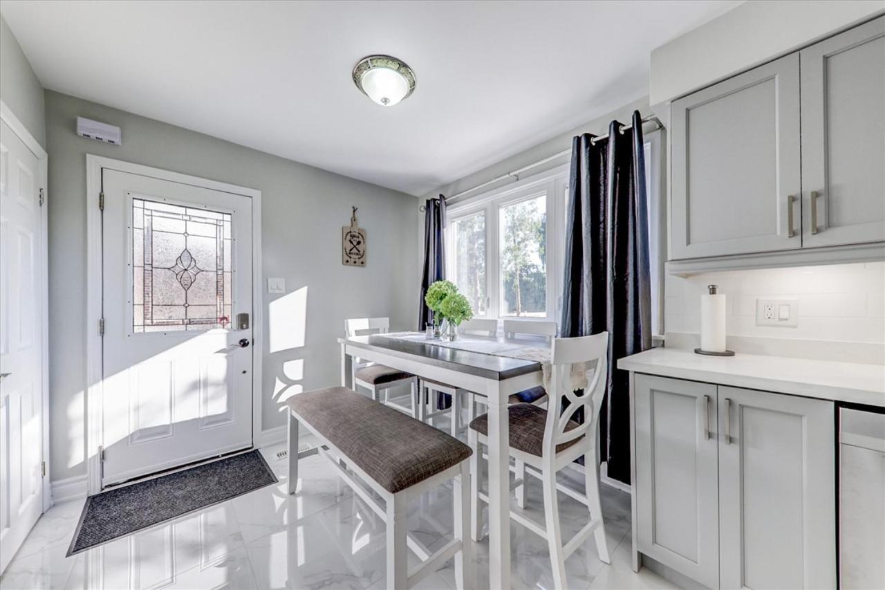 Stunning 7 Bedroom Rougeview Home With 2 Kitchens, 5 Bathrooms, Amazing Backyard & 8-Car Parking Toronto Eksteriør billede