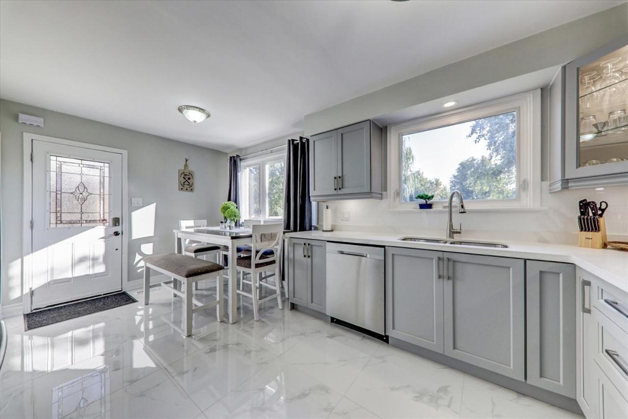 Stunning 7 Bedroom Rougeview Home With 2 Kitchens, 5 Bathrooms, Amazing Backyard & 8-Car Parking Toronto Eksteriør billede