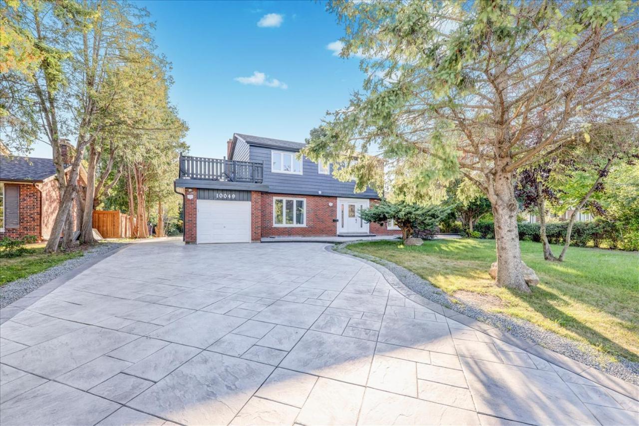 Stunning 7 Bedroom Rougeview Home With 2 Kitchens, 5 Bathrooms, Amazing Backyard & 8-Car Parking Toronto Eksteriør billede