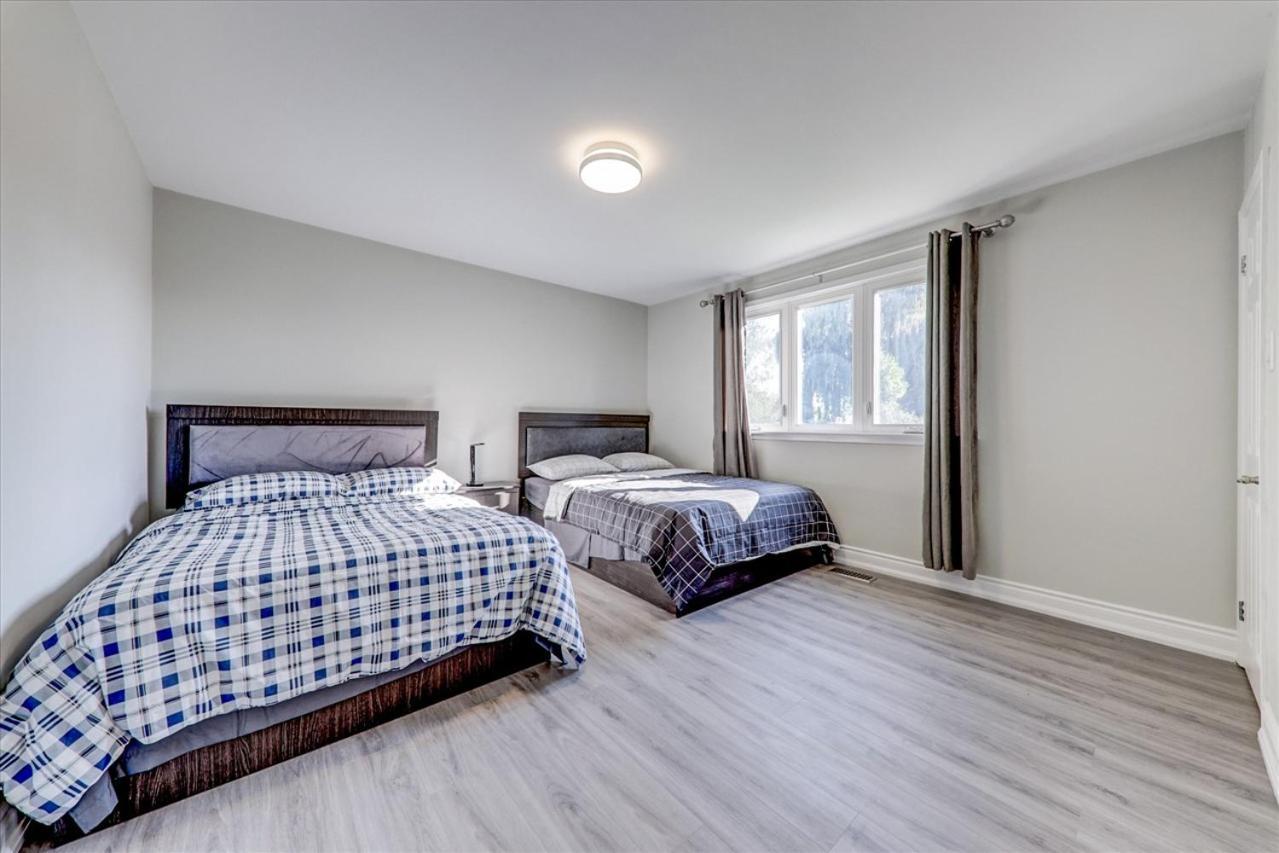 Stunning 7 Bedroom Rougeview Home With 2 Kitchens, 5 Bathrooms, Amazing Backyard & 8-Car Parking Toronto Eksteriør billede