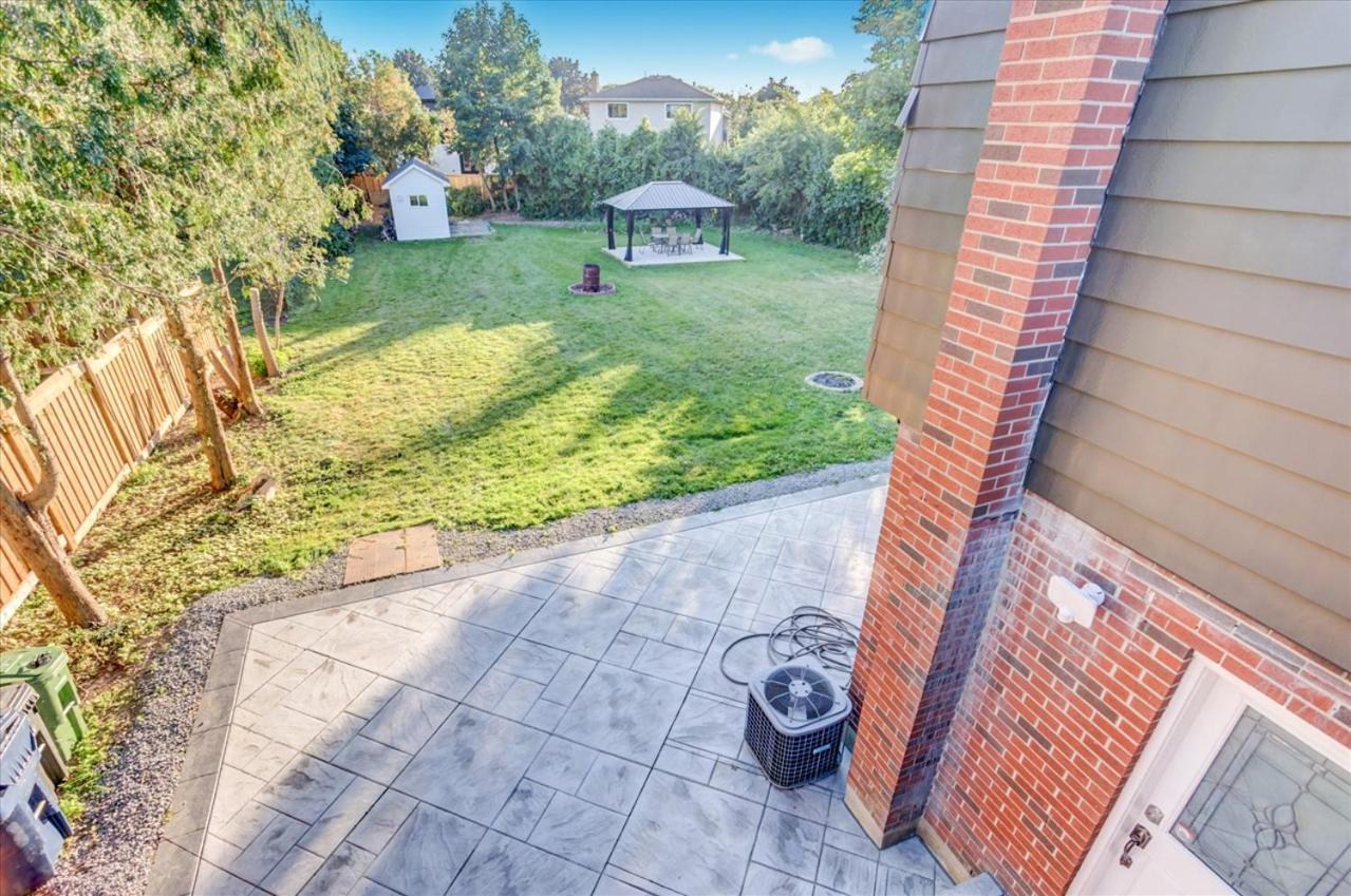 Stunning 7 Bedroom Rougeview Home With 2 Kitchens, 5 Bathrooms, Amazing Backyard & 8-Car Parking Toronto Eksteriør billede