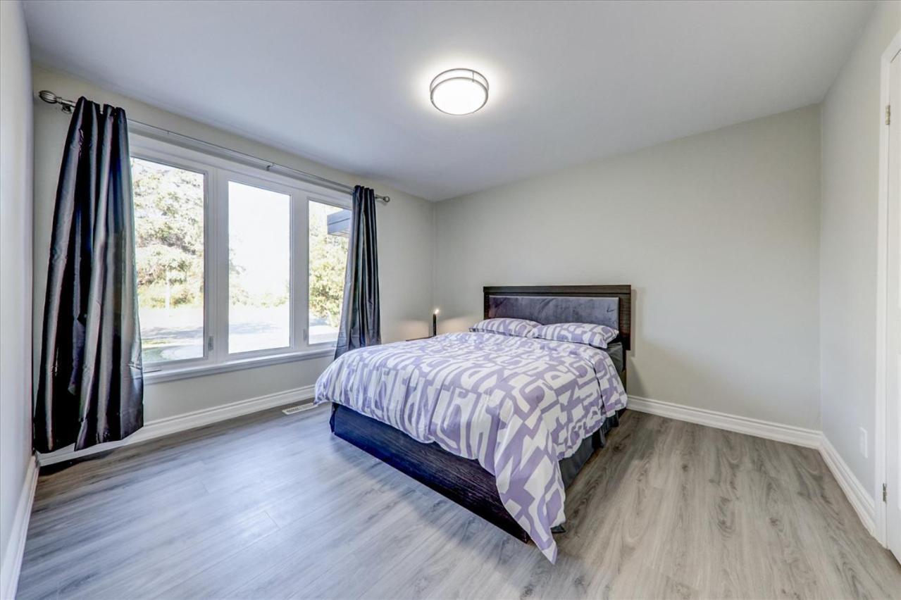 Stunning 7 Bedroom Rougeview Home With 2 Kitchens, 5 Bathrooms, Amazing Backyard & 8-Car Parking Toronto Eksteriør billede
