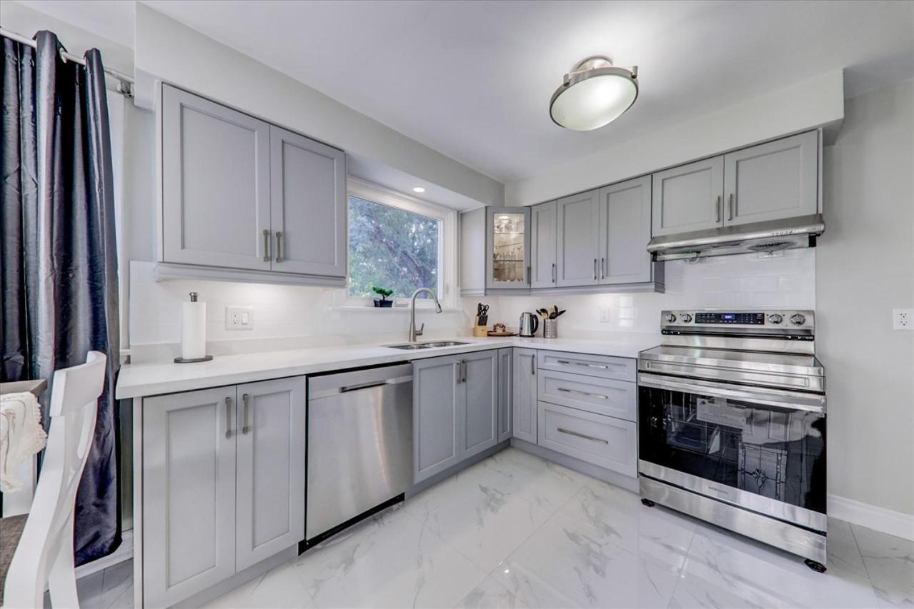 Stunning 7 Bedroom Rougeview Home With 2 Kitchens, 5 Bathrooms, Amazing Backyard & 8-Car Parking Toronto Eksteriør billede