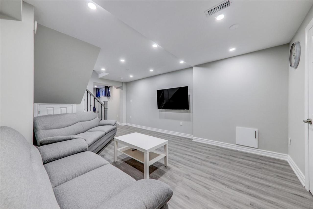 Stunning 7 Bedroom Rougeview Home With 2 Kitchens, 5 Bathrooms, Amazing Backyard & 8-Car Parking Toronto Eksteriør billede