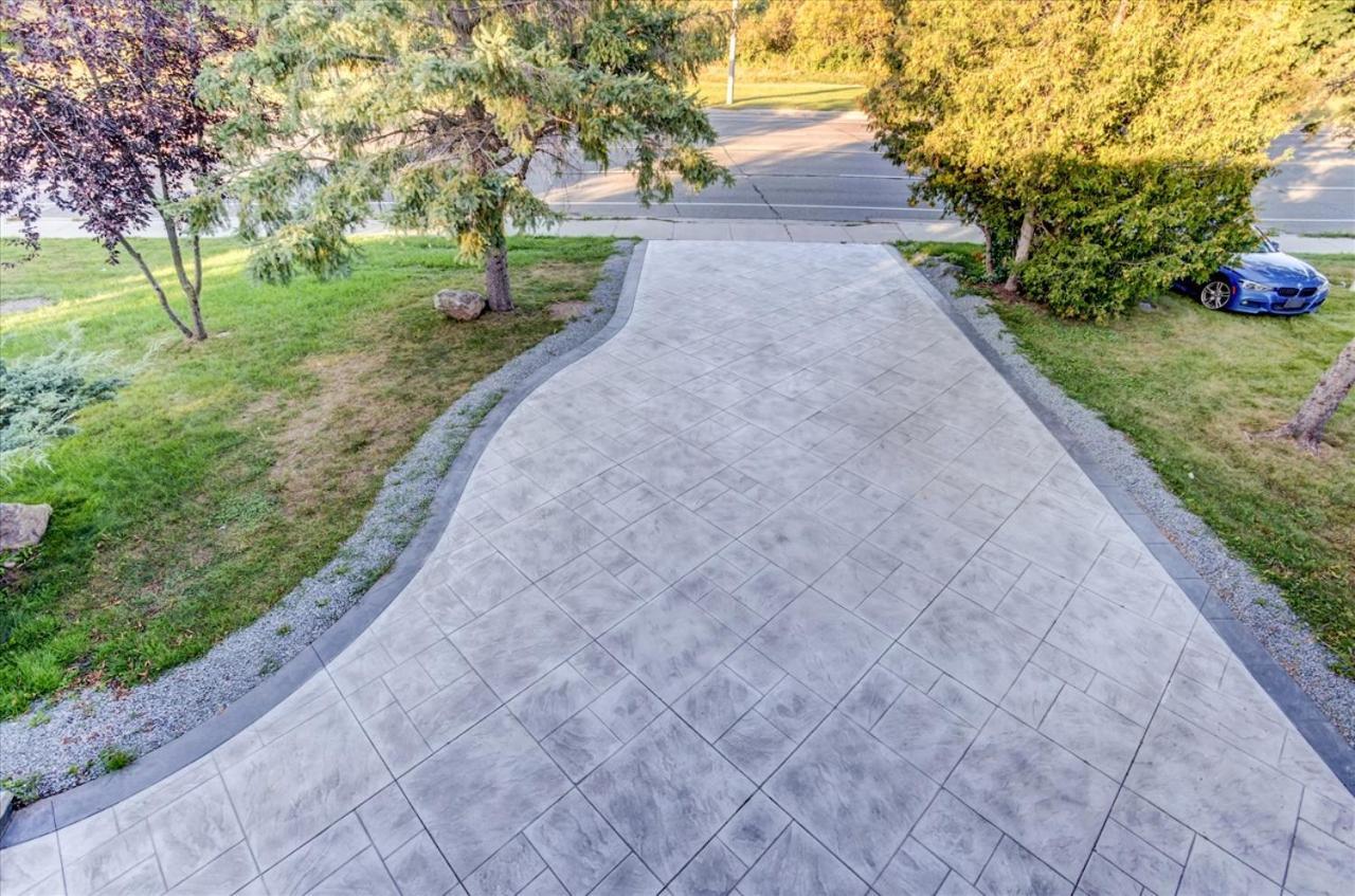 Stunning 7 Bedroom Rougeview Home With 2 Kitchens, 5 Bathrooms, Amazing Backyard & 8-Car Parking Toronto Eksteriør billede