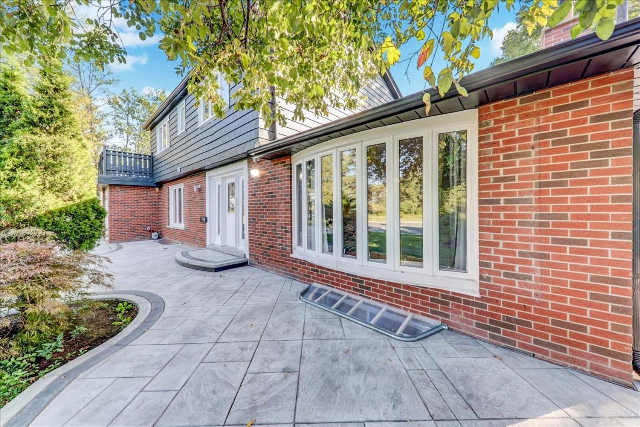 Stunning 7 Bedroom Rougeview Home With 2 Kitchens, 5 Bathrooms, Amazing Backyard & 8-Car Parking Toronto Eksteriør billede