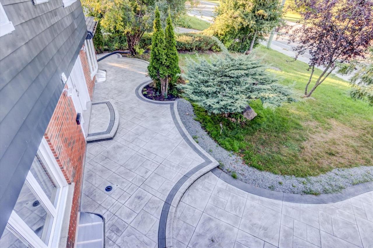 Stunning 7 Bedroom Rougeview Home With 2 Kitchens, 5 Bathrooms, Amazing Backyard & 8-Car Parking Toronto Eksteriør billede