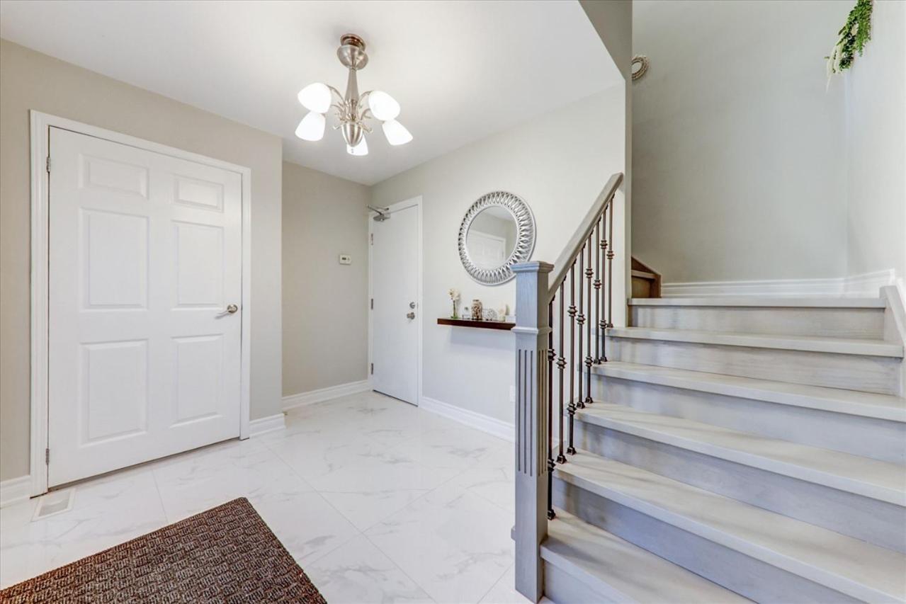 Stunning 7 Bedroom Rougeview Home With 2 Kitchens, 5 Bathrooms, Amazing Backyard & 8-Car Parking Toronto Eksteriør billede