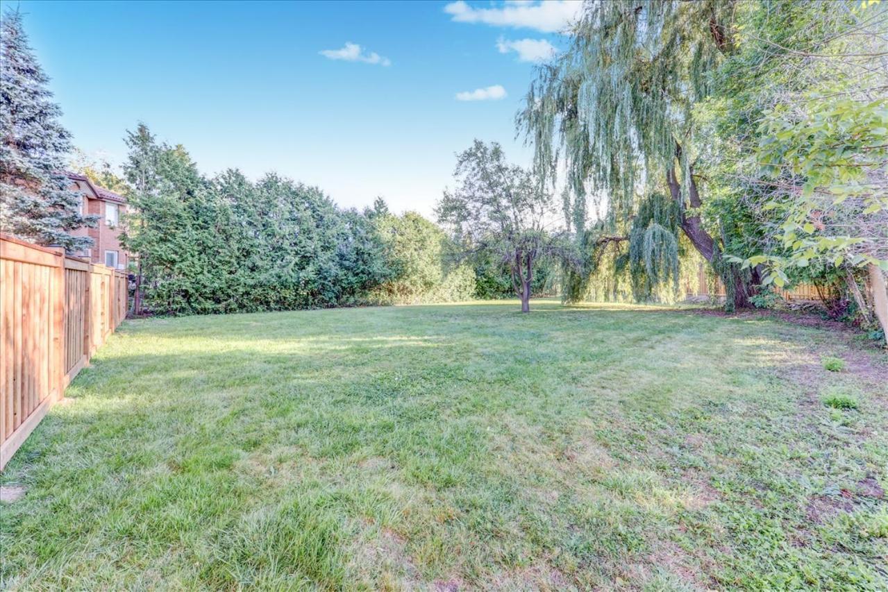 Stunning 7 Bedroom Rougeview Home With 2 Kitchens, 5 Bathrooms, Amazing Backyard & 8-Car Parking Toronto Eksteriør billede