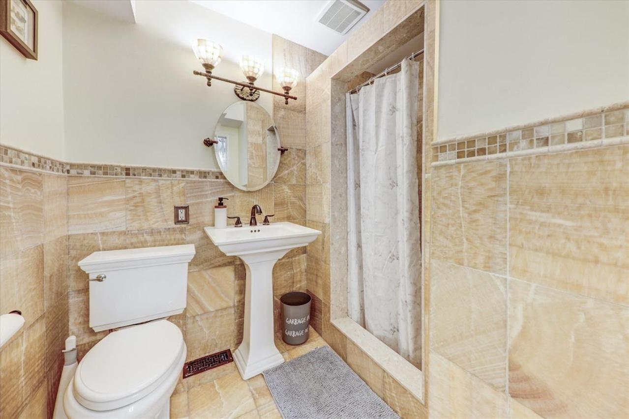 Stunning 7 Bedroom Rougeview Home With 2 Kitchens, 5 Bathrooms, Amazing Backyard & 8-Car Parking Toronto Eksteriør billede