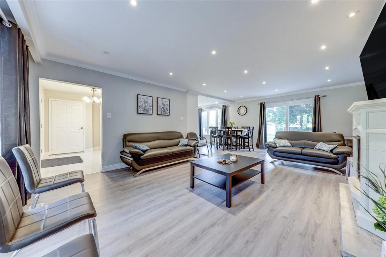 Stunning 7 Bedroom Rougeview Home With 2 Kitchens, 5 Bathrooms, Amazing Backyard & 8-Car Parking Toronto Eksteriør billede