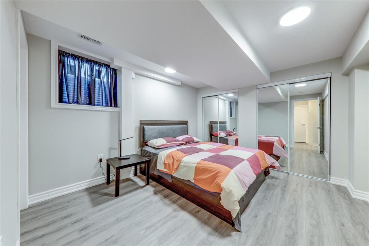 Stunning 7 Bedroom Rougeview Home With 2 Kitchens, 5 Bathrooms, Amazing Backyard & 8-Car Parking Toronto Eksteriør billede