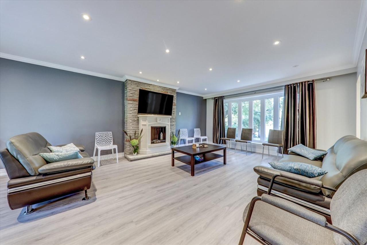 Stunning 7 Bedroom Rougeview Home With 2 Kitchens, 5 Bathrooms, Amazing Backyard & 8-Car Parking Toronto Eksteriør billede