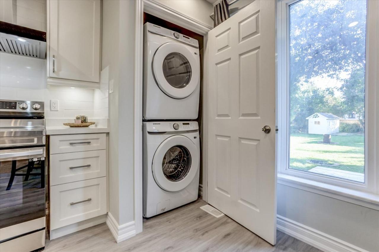 Stunning 7 Bedroom Rougeview Home With 2 Kitchens, 5 Bathrooms, Amazing Backyard & 8-Car Parking Toronto Eksteriør billede