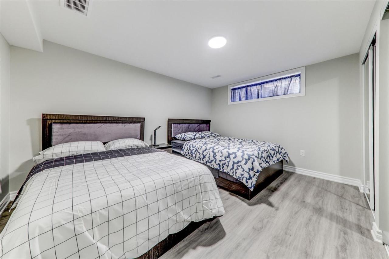 Stunning 7 Bedroom Rougeview Home With 2 Kitchens, 5 Bathrooms, Amazing Backyard & 8-Car Parking Toronto Eksteriør billede